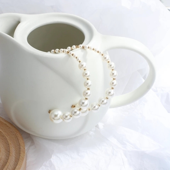 🍒 Pearl Studded Hoops - Picture 5 of 12